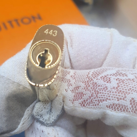 Auth ⚘️NEW 💗Louis Vuitton LOCK 🔐 #443- Rare W/LV box -full inclusion- - Picture 7 of 10